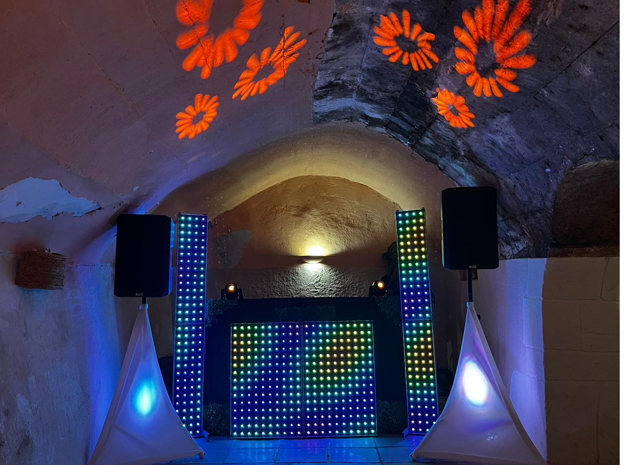 Disco móvil con cabina de DJ y pantallas LED de color