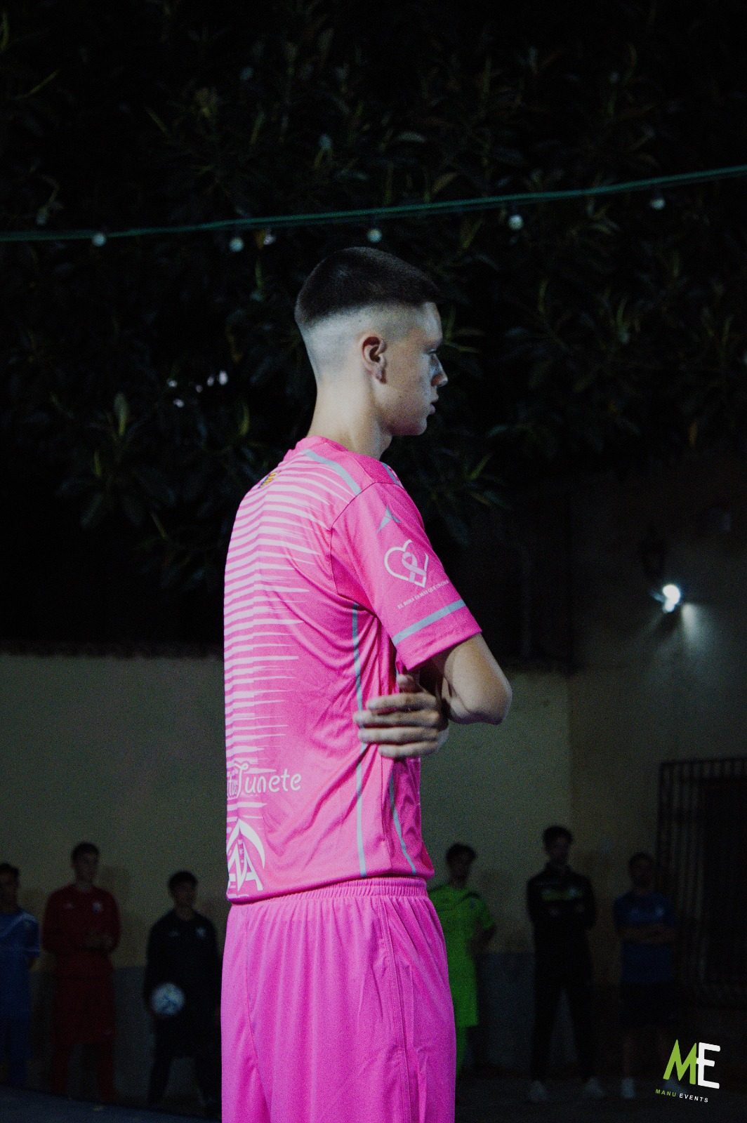 Detalle de la equipación rosa del Mutxamel CF con el logotipo de la AECC en la manga