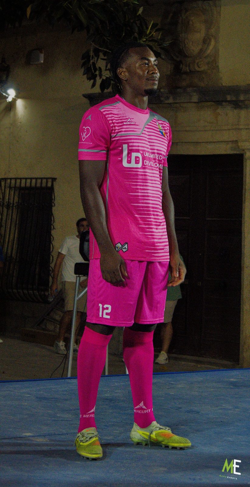 Jugador del Mutxamel CF con la equipación rosa solidaria con la Asociación Española Contra el Cáncer