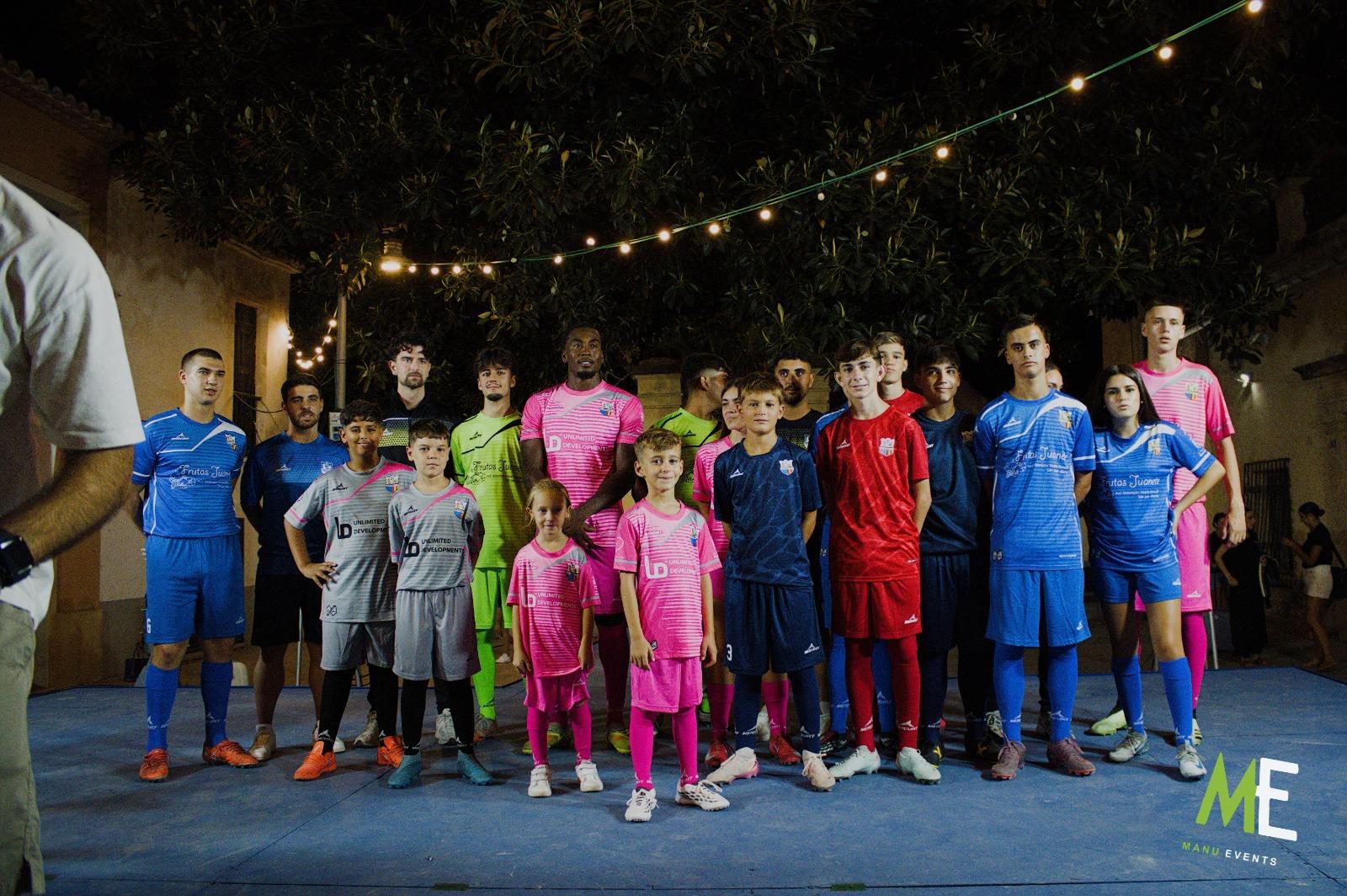 Plantilla del Mutxamel CF con las nuevas equipaciones sobre el escenario montado por Manu Events
