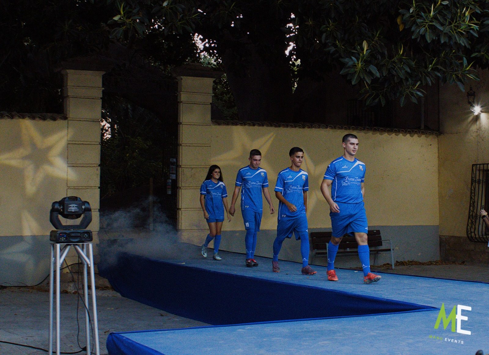 Efectos de iluminación y máquina de humo de Manu Events en la salida de los jugadores del Mutxamel CF